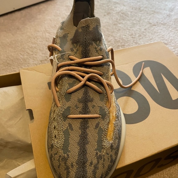 Yeezy 380 - Picture 3 of 6